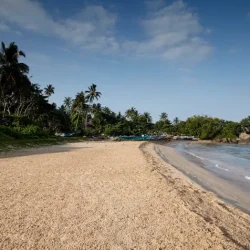 Ahungalla-Beach-Sri-Lanka-768x476