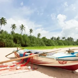 Ahungalla-Beach-fishing-boat-800x533