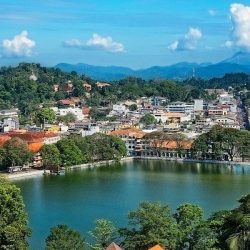 kandy-lake-in-sri-lanka